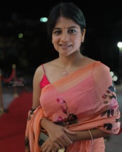 Aditi Balan Instagram - Karumegangal kalaigindrana audio launch. @thankar_bachan #karumegangalkalaigindrana 📸 : @the_photogiraffe @thiruupdates Blouse stitched by my favourite @thebuttonthiefco