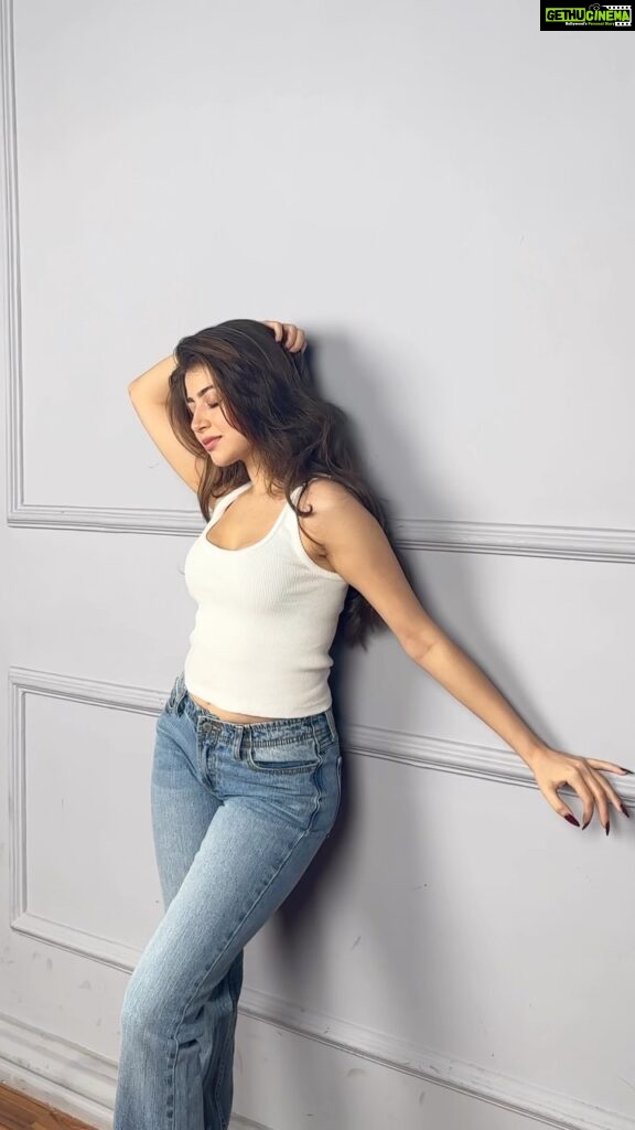 Aditi Bhatia Instagram - when you sneak out 2 minutes for pics mid shoot 🤭