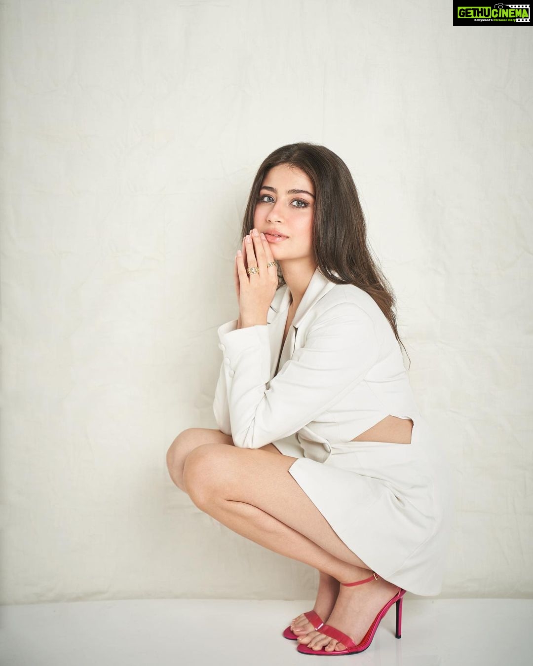 Aditi Bhatia Instagram - thinking of a business plan so i can get to dress like this everyday :p 📸: @rohanshrestha Make up: @makeupbyriddhima Hair by: @swapnilkashid_ Styled by: @sheefajgilani Future business plans by: @aditi_bhatia4 😂