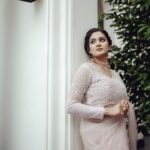 Aditi Ravi Instagram - 🤍🤍🤍 Photography - @nostalgiaevents.in Costume - @kahani_stories_in_thread MUAH - @merins_remyamerin Jewellery- @meralda.jewels Location - @portmuziriskochi #instagram #white #smile