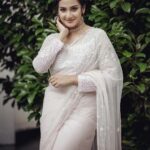 Aditi Ravi Instagram - 🤍🤍🤍 Photography - @nostalgiaevents.in Costume - @kahani_stories_in_thread MUAH - @merins_remyamerin Jewellery- @meralda.jewels Location - @portmuziriskochi #instagram #white #smile