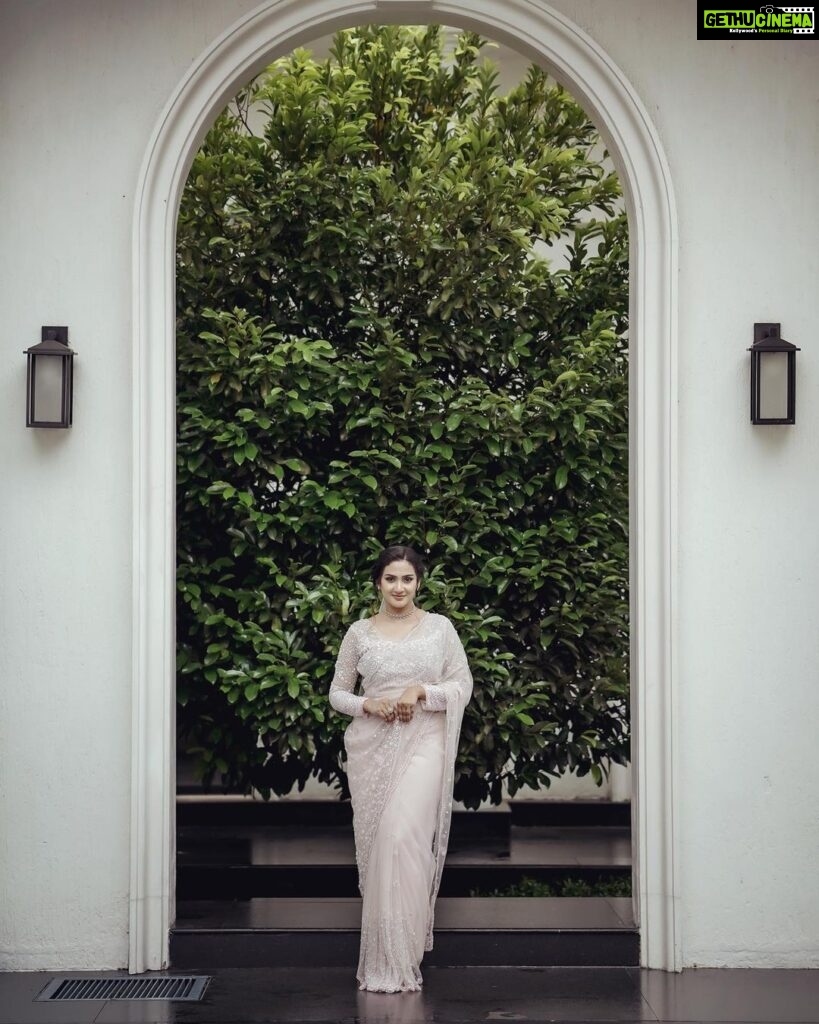 Aditi Ravi Instagram - 🤍🤍🤍 Photography - @nostalgiaevents.in Costume - @kahani_stories_in_thread MUAH - @merins_remyamerin Jewellery- @meralda.jewels Location - @portmuziriskochi #instagram #white #smile