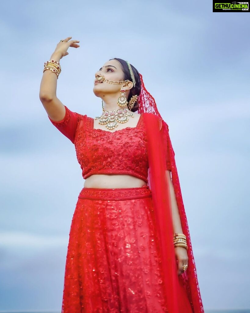 Aditi Ravi Instagram - ❤️ ❤️ ❤️ Photography - @nostalgiaevents.in Costume - @kahani_stories_in_thread MUAH - @merins_remyamerin Jewellery- @meralda.jewels Location - @portmuziriskochi #red #instagram