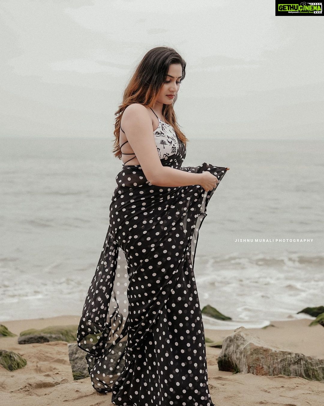 Aditi Ravi Instagram - π€β¦β¦β¦β¦.π€ #connectthedots! #life πΈ : @jishnumurali_ π: @_arya_jithins_makeover Hair : @makeovers_by_anjaly π : @tiana_designers VC : @joseph_seby__ Retouching : @abhishek__asokan
