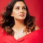 Aditi Ravi Instagram - ❤️merry Xmas❤️ photograhy: @plan.b.actions mua&styling: @ashna_aash_ costume: @episode_c_cube__ studio: @maxxocreative #💃#😁 #red #smile #xmas #celeberation
