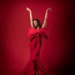 Aditi Ravi Instagram - ❤️merry Xmas❤️ photograhy: @plan.b.actions mua&styling: @ashna_aash_ costume: @episode_c_cube__ studio: @maxxocreative #💃#😁 #red #smile #xmas #celeberation