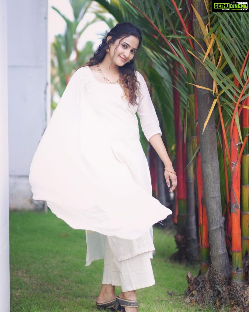 Aditi Ravi Instagram - White has it all. 📸 : @arif_ak_photography hair: @sreegeshvasan_makeupartist