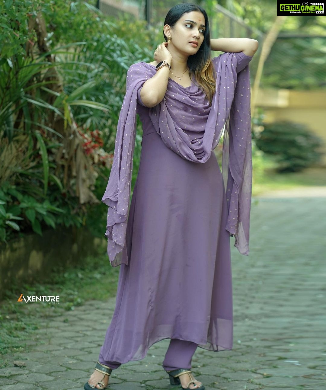 Aditi Ravi Instagram - ‘colours speak all languages’ 🔮 so lavender? see hashtags 💁🏻♀️ . . 📸 @axenture_media_official_ 👗 @house_of_shalabam nail @nails_by_rakhi #purity #silence #devotion #serenity #grace & #calmness !