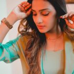 Aditi Ravi Instagram - 🧞‍♂️ @sak_stories_ @western_lady_ @vrinda_sk_ @nails_by_rakhi & me !! #evening #instagram #insta