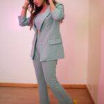 Aditi Ravi Instagram - 🧞‍♂️ @sak_stories_ @western_lady_ @vrinda_sk_ @nails_by_rakhi & me !! #evening #instagram #insta