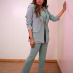 Aditi Ravi Instagram - 🧞‍♂️ @sak_stories_ @western_lady_ @vrinda_sk_ @nails_by_rakhi & me !! #evening #instagram #insta