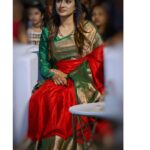 Aditi Ravi Instagram – ❤️🦚❤️

styling @vrinda_sk_ ✨
saree @poonolilsilks ✨ 
blouse @niharikabyarya ✨
MuA @aditi.ravi 😜
nails @nails_by_rakhi 

#saree #favourite #smile #insta