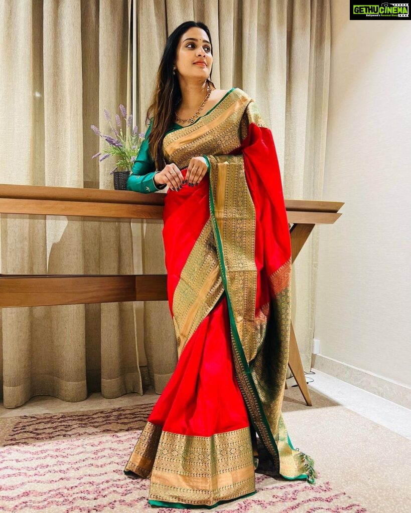 Aditi Ravi Instagram - ❤️🦚❤️ styling @vrinda_sk_ ✨ saree @poonolilsilks ✨ blouse @niharikabyarya ✨ MuA @aditi.ravi 😜 nails @nails_by_rakhi #saree #favourite #smile #insta