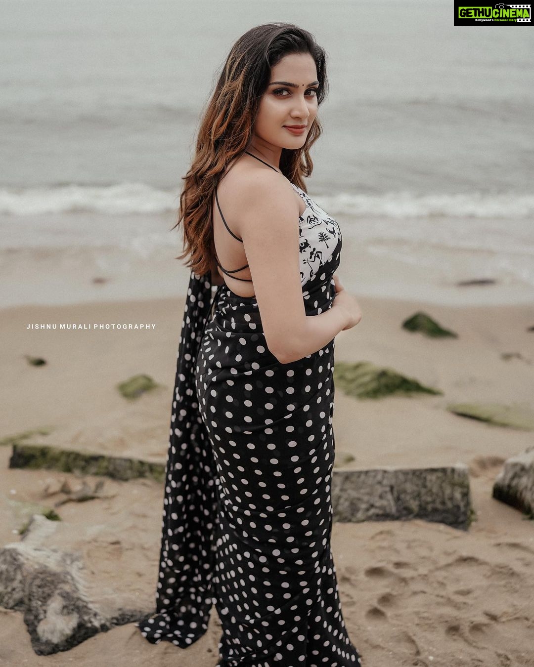 Aditi Ravi Instagram - π€β¦β¦β¦β¦.π€ #connectthedots! #life πΈ : @jishnumurali_ π: @_arya_jithins_makeover Hair : @makeovers_by_anjaly π : @tiana_designers VC : @joseph_seby__ Retouching : @abhishek__asokan