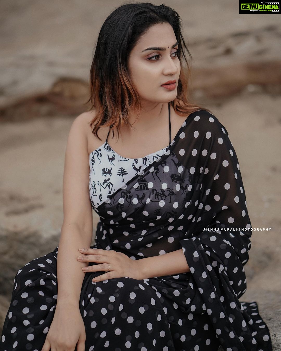 Aditi Ravi Instagram - π€β¦β¦β¦β¦.π€ #connectthedots! #life πΈ : @jishnumurali_ π: @_arya_jithins_makeover Hair : @makeovers_by_anjaly π : @tiana_designers VC : @joseph_seby__ Retouching : @abhishek__asokan