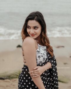Aditi Ravi Instagram - 🖤………….🤍 #connectthedots! #life 📸 : @jishnumurali_ 💄: @_arya_jithins_makeover Hair : @makeovers_by_anjaly 👗 : @tiana_designers VC : @joseph_seby__ Retouching : @abhishek__asokan
