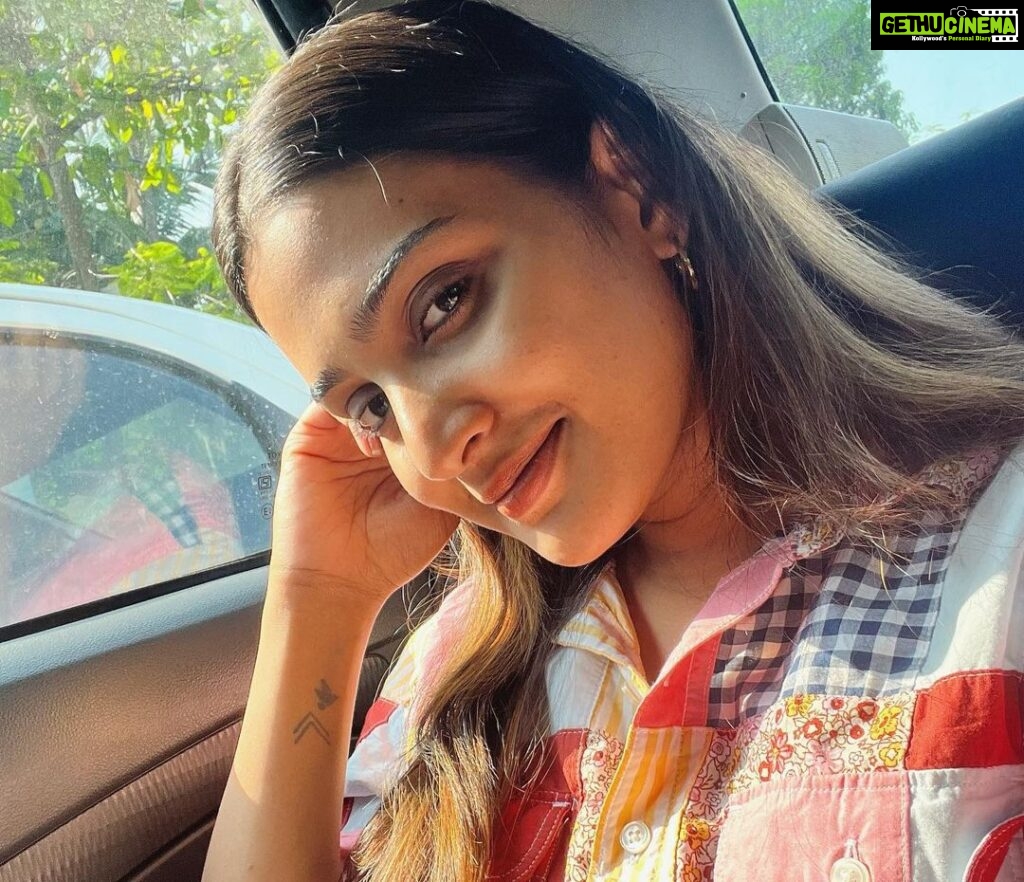 Aditi Ravi Instagram - yess traffic time !! 🚦😬 don’t you sometimes take such selfies? 💁🏻‍♀️ 3rd pic is not an absolute ‘sunkissed’ blahhh ! its jus sunshine ☀️ #me #instafam #face #yeah