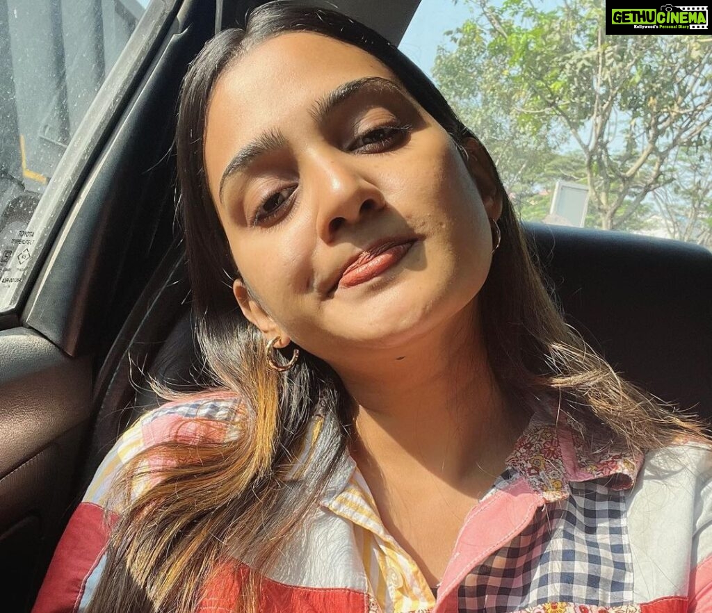 Aditi Ravi Instagram - yess traffic time !! 🚦😬 don’t you sometimes take such selfies? 💁🏻‍♀️ 3rd pic is not an absolute ‘sunkissed’ blahhh ! its jus sunshine ☀️ #me #instafam #face #yeah