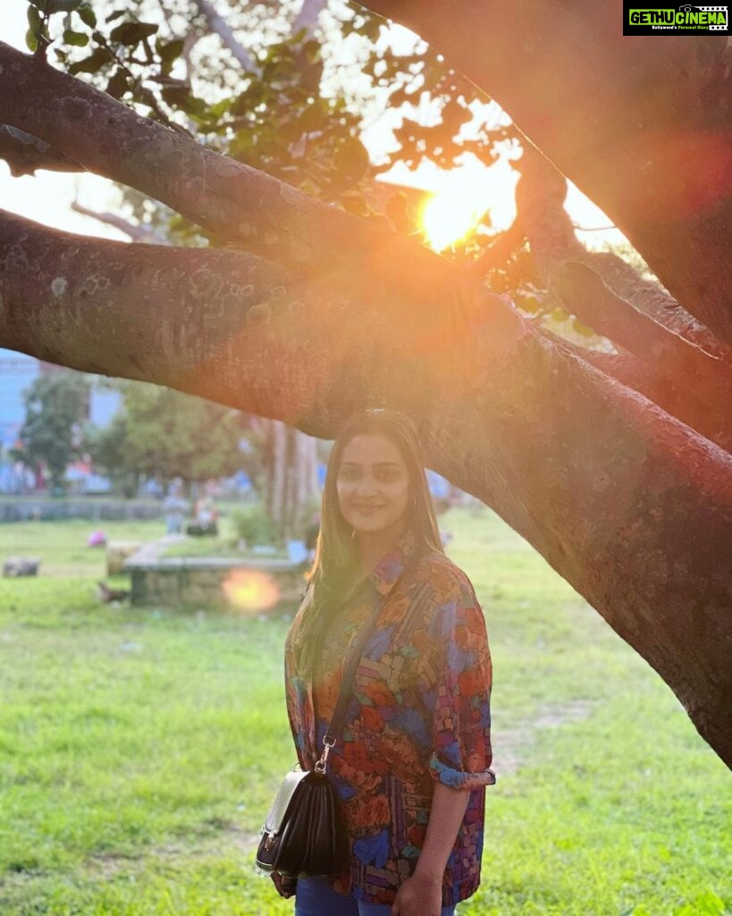 Aditi Ravi Instagram - 🌞🌳 👚 @feather_calicut #thrissur #myplace #sunset