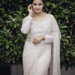 Aditi Ravi Instagram - 🤍🤍🤍 Photography - @nostalgiaevents.in Costume - @kahani_stories_in_thread MUAH - @merins_remyamerin Jewellery- @meralda.jewels Location - @portmuziriskochi #instagram #white #smile