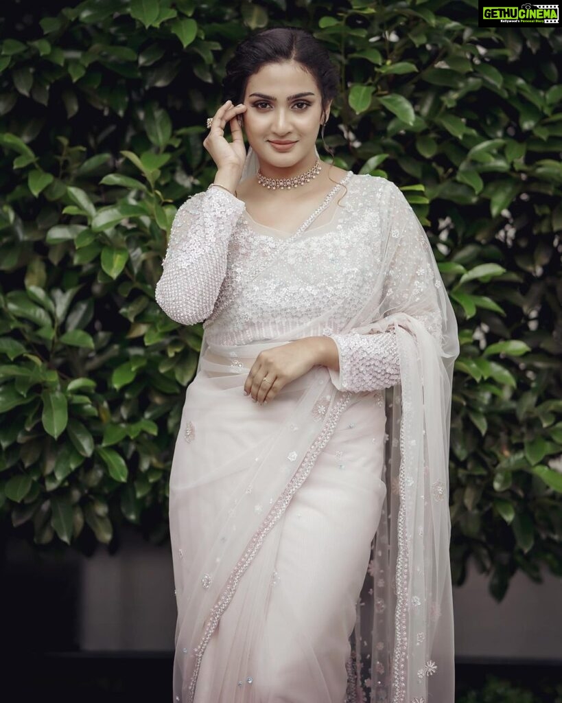 Aditi Ravi Instagram - 🤍🤍🤍 Photography - @nostalgiaevents.in Costume - @kahani_stories_in_thread MUAH - @merins_remyamerin Jewellery- @meralda.jewels Location - @portmuziriskochi #instagram #white #smile