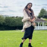 Aditi Ravi Instagram - london diaries 🇬🇧 #iloveyoulondon💯 #smile #friends #fam 🧥 @western_lady_ Picadilly Circus - London