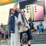 Aditi Ravi Instagram - london diaries 🇬🇧 #iloveyoulondon💯 #smile #friends #fam 🧥 @western_lady_ Picadilly Circus - London