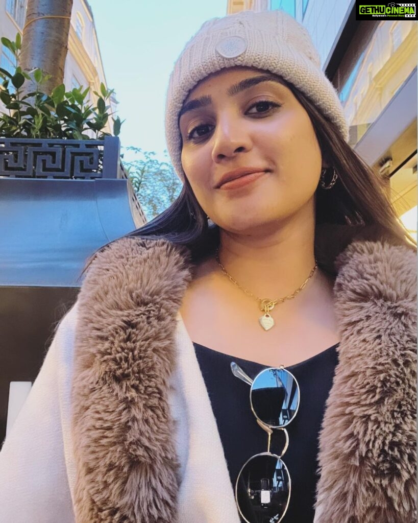 Aditi Ravi Instagram - london diaries 🇬🇧 #iloveyoulondon💯 #smile #friends #fam 🧥 @western_lady_ Picadilly Circus - London