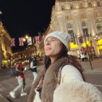 Aditi Ravi Instagram - london diaries 🇬🇧 #iloveyoulondon💯 #smile #friends #fam 🧥 @western_lady_ Picadilly Circus - London