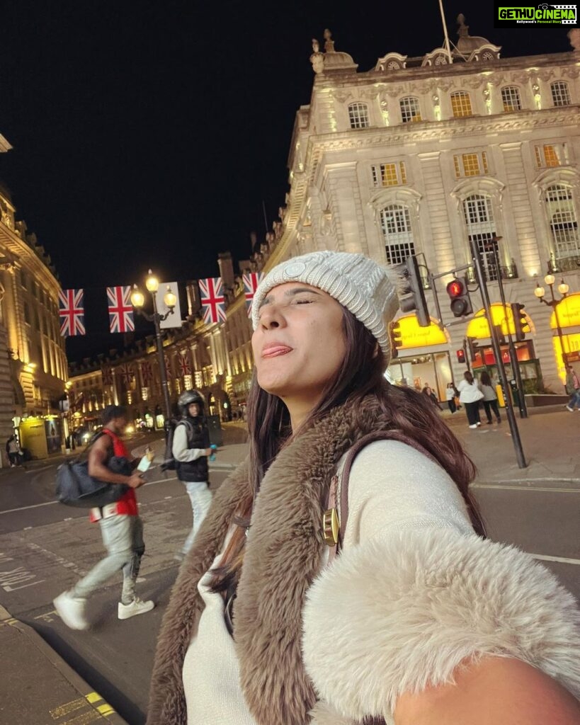 Aditi Ravi Instagram - london diaries 🇬🇧 #iloveyoulondon💯 #smile #friends #fam 🧥 @western_lady_ Picadilly Circus - London