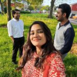 Aditi Ravi Instagram - From a spring day in London 🇬🇧🤍♥️⁣ ⁣ The beautiful backdrops with ⁣ colourful flowers all around 🌸🌱⁣ #BehindTheScenes 🎥 ⁣ ⁣ #SpringLondon #VisitLondon #LoveLondon #KingCharles #British #LondonParks #London #LondonLife #Breathe #NothingButBlueSkies London, Unιted Kingdom