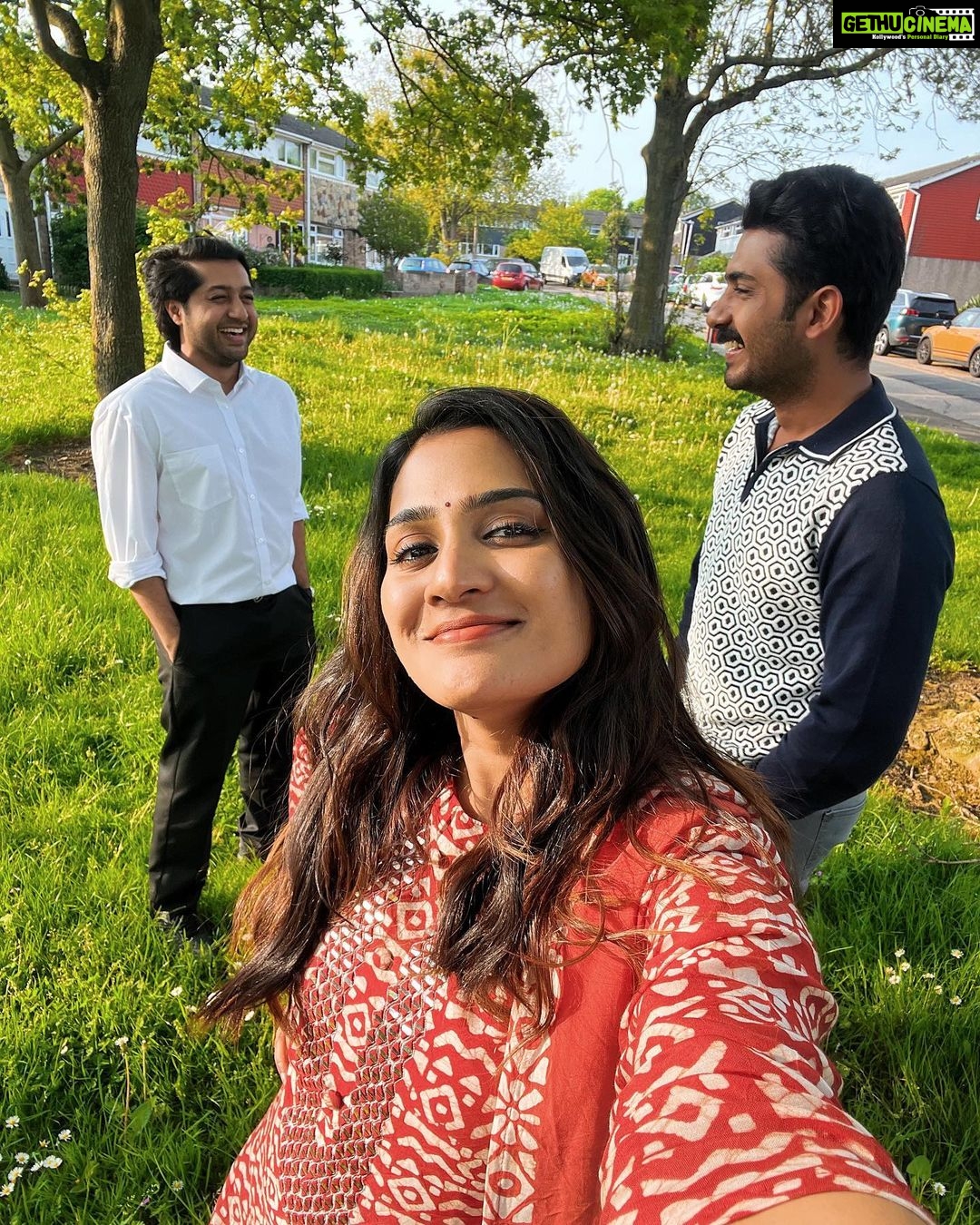 Aditi Ravi Instagram - From a spring day in London 🇬🇧🤍♥️ The beautiful backdrops with colourful flowers all around 🌸🌱 #BehindTheScenes 🎥 #SpringLondon #VisitLondon #LoveLondon #KingCharles #British #LondonParks #London #LondonLife #Breathe #NothingButBlueSkies London, Unιted Kingdom