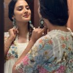 Aditi Ravi Instagram - For the Love of White 🤍 costume @nairadesignerboutique #white #instagram #smile