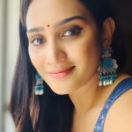 Aditi Ravi Instagram - shades of blue 🐟 👗 @nairadesignerboutique 💄 me!! #blue #shades #instagram