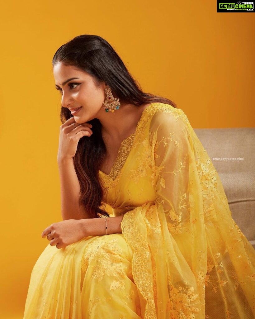 Aditi Ravi Instagram - 🫠🫠 📸 @arun_payyadimeethal 💄& 💁🏻‍♀️ @sreegeshvasan_makeupartist 👗 @kasavukendra_wedding_centre studio @maxxocreative #yellow #instagram