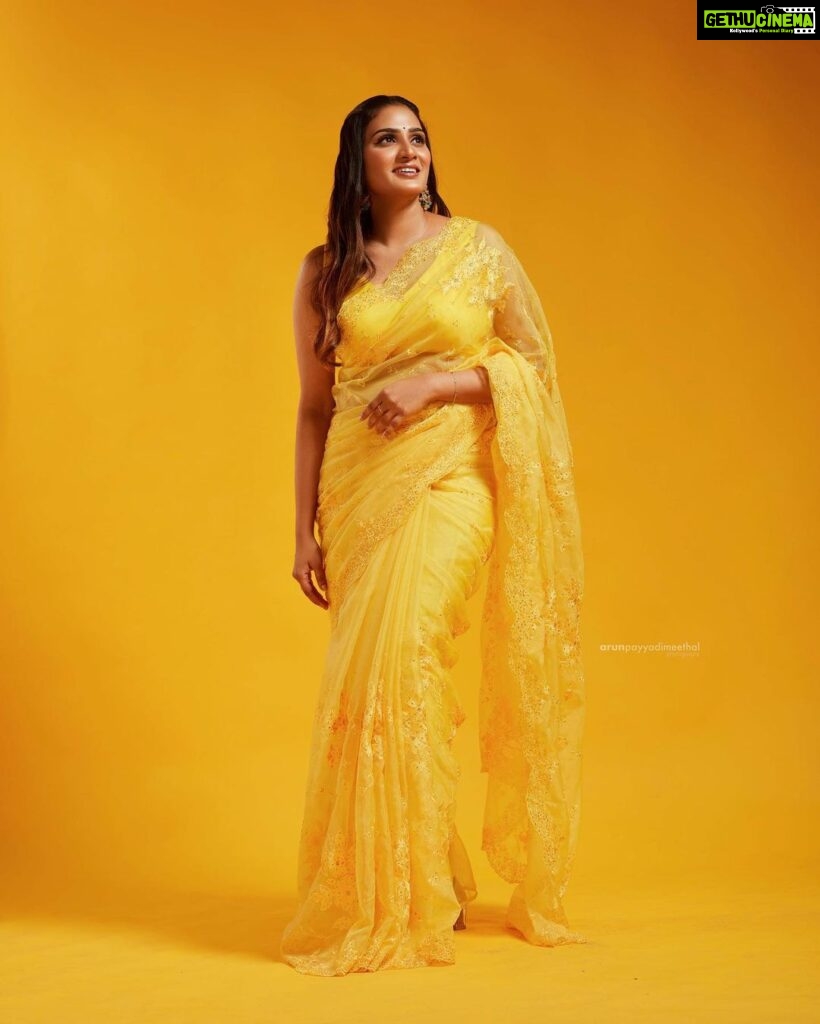 Aditi Ravi Instagram - 🫠🫠 📸 @arun_payyadimeethal 💄& 💁🏻‍♀️ @sreegeshvasan_makeupartist 👗 @kasavukendra_wedding_centre studio @maxxocreative #yellow #instagram