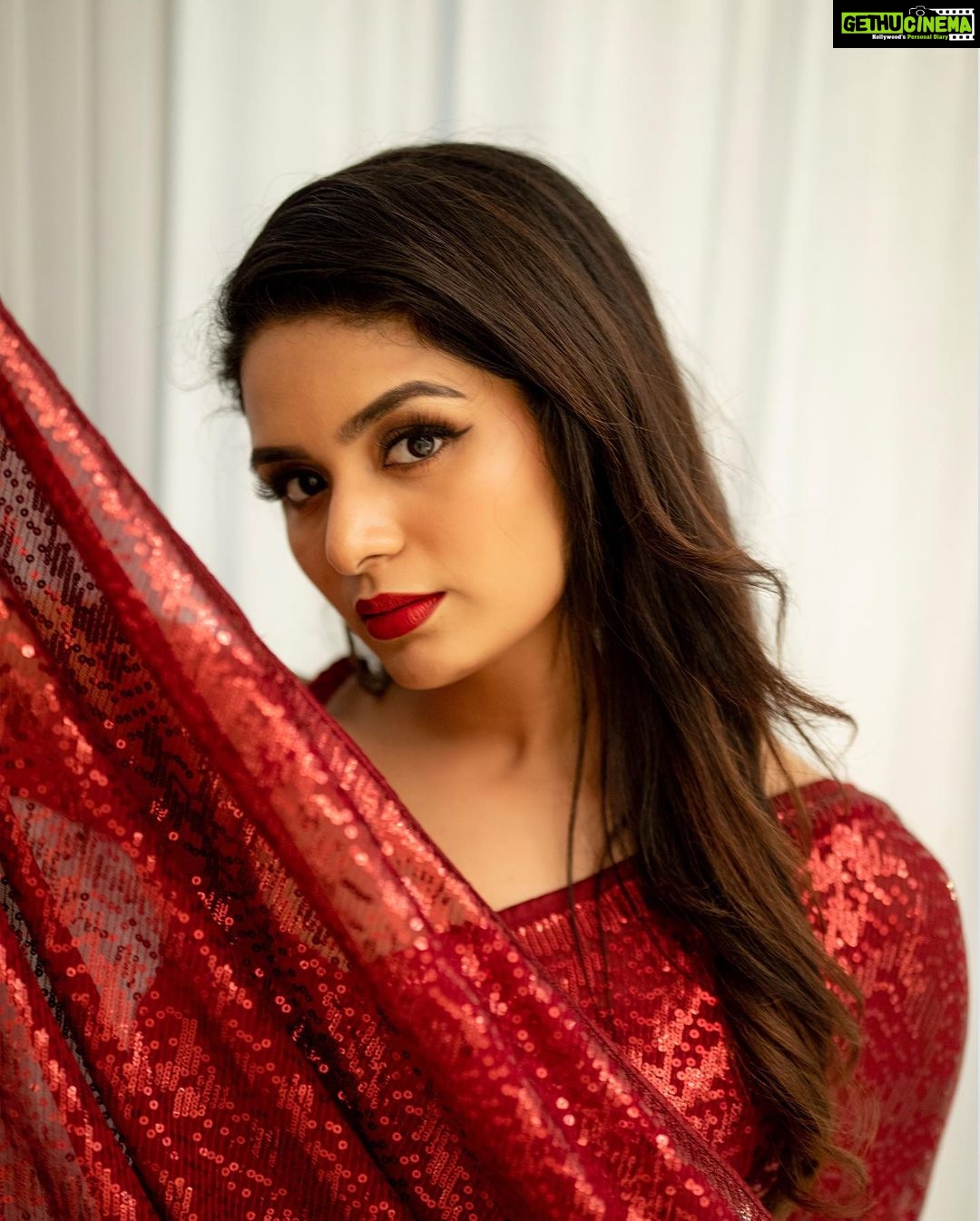 Aditi Shankar Instagram - Shoutout to my arms for always being on my side ππβ₯οΈπ«Ά . . . . . . . . . . . . . . Styled by: @dr.vinothinipandian Blouse : @nidhis_journal π: @artistrybyfathi πΈ: @kiransaphotography