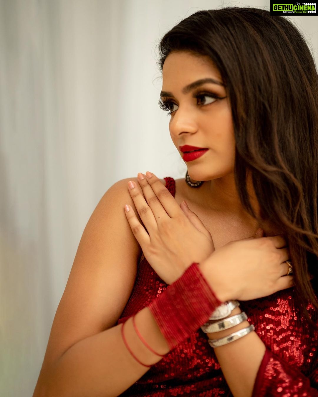 Aditi Shankar Instagram - Shoutout to my arms for always being on my side ππβ₯οΈπ«Ά . . . . . . . . . . . . . . Styled by: @dr.vinothinipandian Blouse : @nidhis_journal π: @artistrybyfathi πΈ: @kiransaphotography