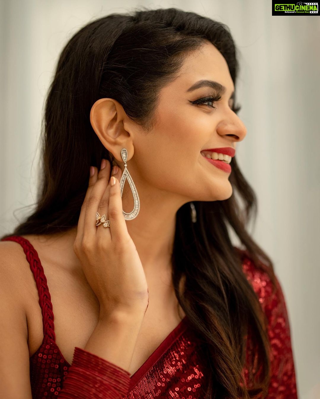 Aditi Shankar Instagram - Shoutout to my arms for always being on my side ππβ₯οΈπ«Ά . . . . . . . . . . . . . . Styled by: @dr.vinothinipandian Blouse : @nidhis_journal π: @artistrybyfathi πΈ: @kiransaphotography