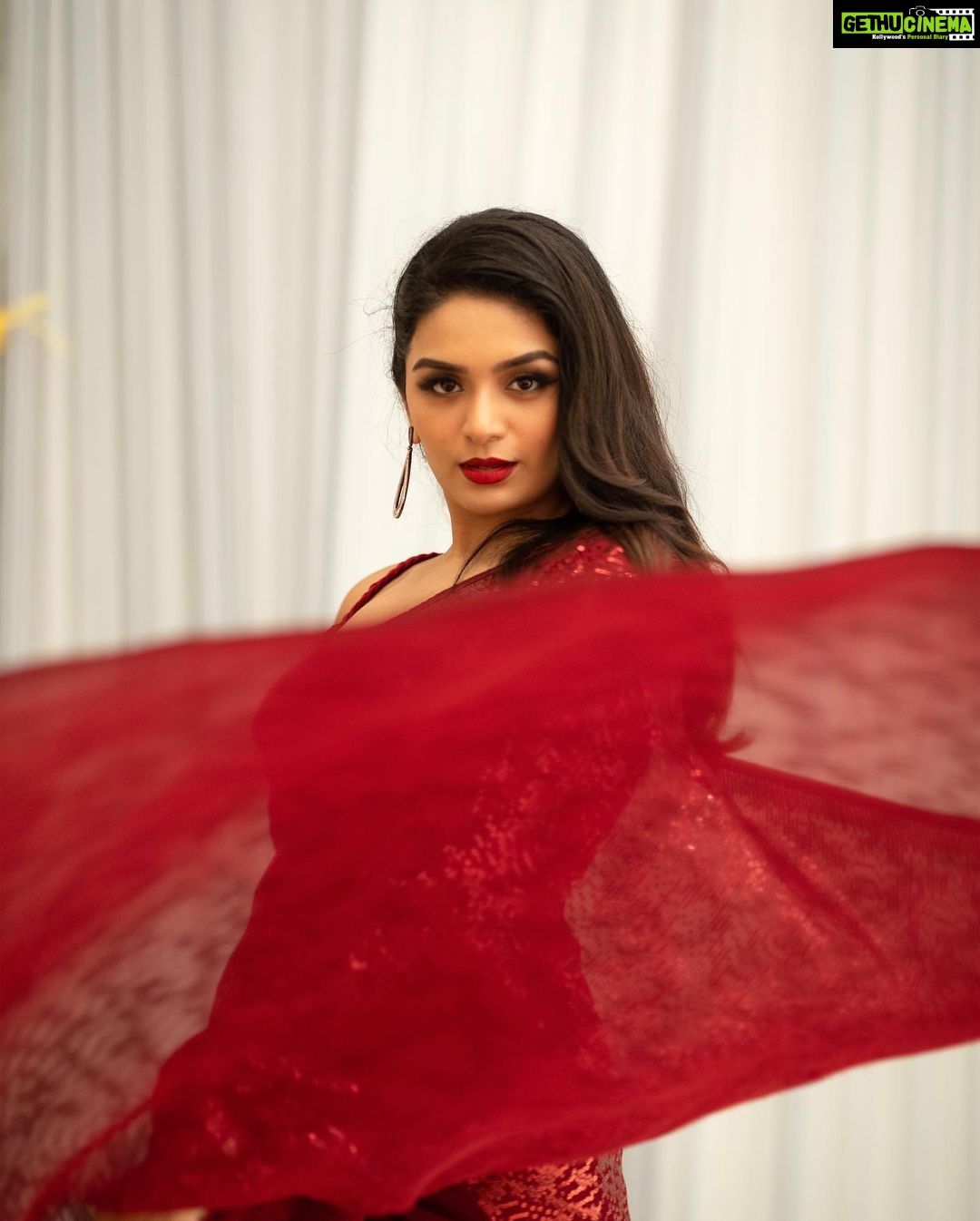 Aditi Shankar Instagram - Shoutout to my arms for always being on my side ππβ₯οΈπ«Ά . . . . . . . . . . . . . . Styled by: @dr.vinothinipandian Blouse : @nidhis_journal π: @artistrybyfathi πΈ: @kiransaphotography