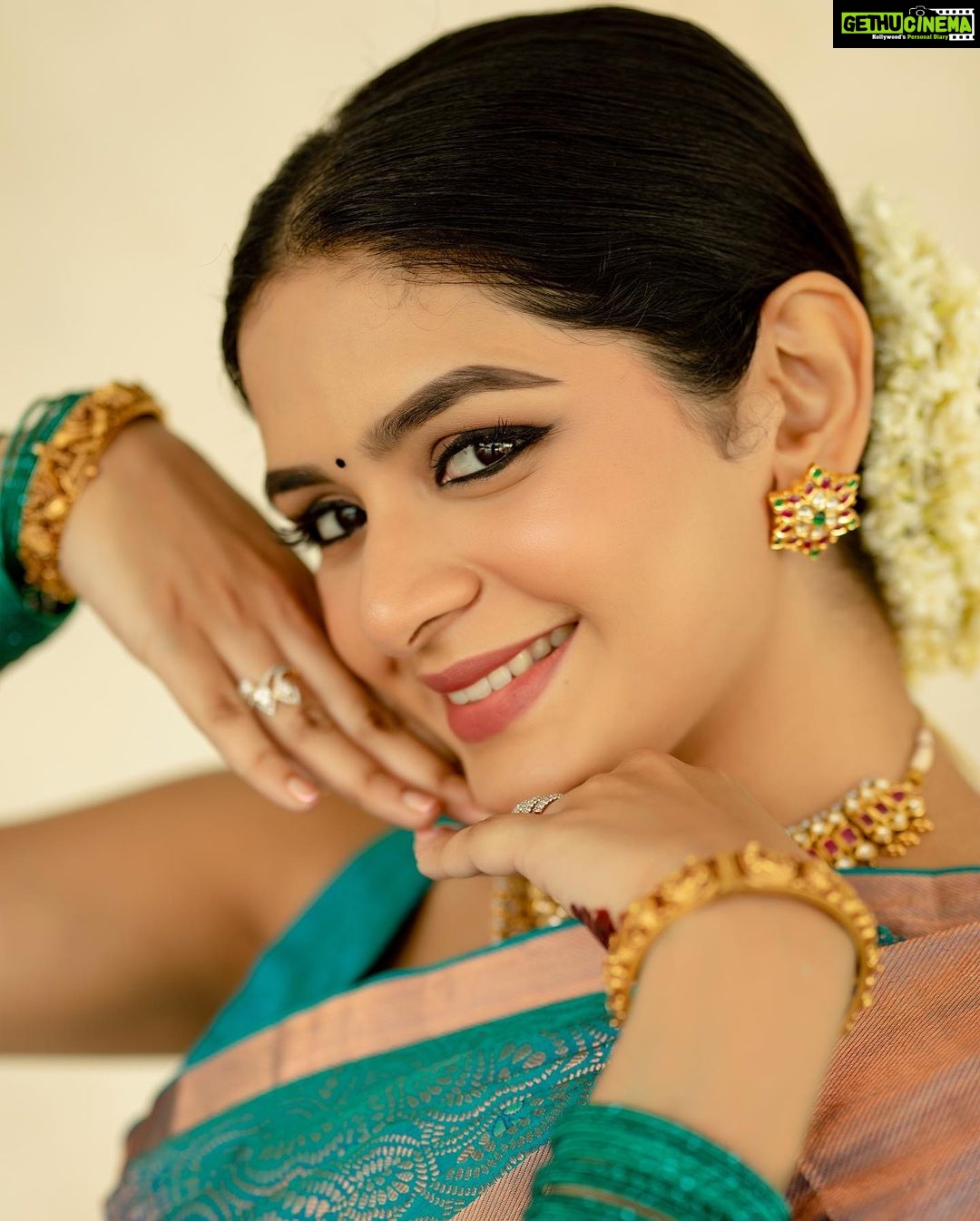 Aditi Shankar Instagram - Some that glitter ARE gold✨🫶 . . . . . . . . . . . . . . Styled by: @dr.vinothinipandian 📸: @kiransaphotography 💄: @artistrybyfathi Jewellery: @jcsjewelcreations Flowers: @the_bridal_store_chennai