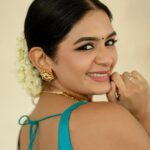 Aditi Shankar Instagram - Some that glitter ARE gold✨🫶 . . . . . . . . . . . . . . Styled by: @dr.vinothinipandian 📸: @kiransaphotography 💄: @artistrybyfathi Jewellery: @jcsjewelcreations Flowers: @the_bridal_store_chennai