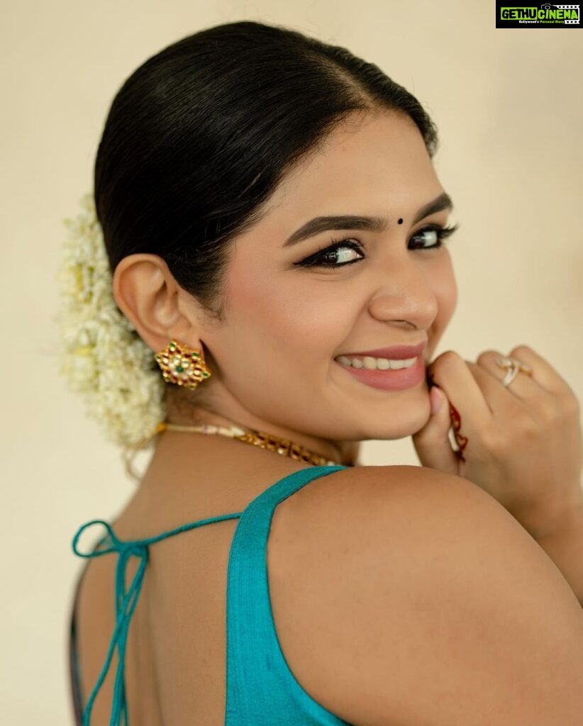 Aditi Shankar Instagram - Some that glitter ARE gold✨🫶 . . . . . . . . . . . . . . Styled by: @dr.vinothinipandian 📸: @kiransaphotography 💄: @artistrybyfathi Jewellery: @jcsjewelcreations Flowers: @the_bridal_store_chennai