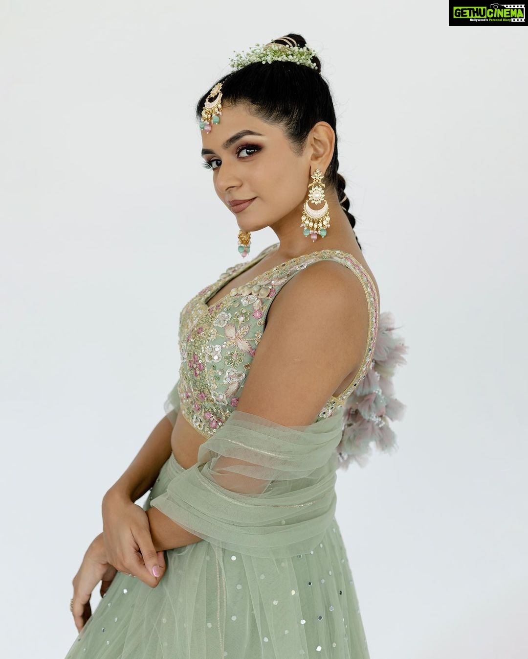 Aditi Shankar Instagram - Crazy but Desi ✨ . . . . . . . . . . . . . Styled by: @dr.vinothinipandian 💄: @artistrybyfathi 📸: @kiransaphotography Accessories: @evesspatikas Flowers: @the_bridal_store_chennai