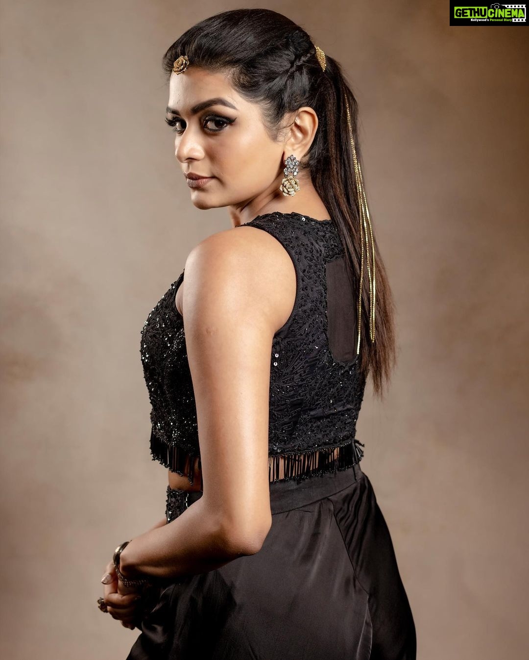 Aditi Shankar Instagram - Black dress care less β¨π . . . . . . . . . . . . . . . . . . . Styled by:- @dr.vinothinipandian π:- @bandananarulaofficial Accessories:- @mspinkpantherjewel π:- @artistrybyfathi πΈ:- @kiransaphotography