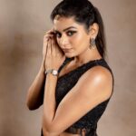 Aditi Shankar Instagram - Black dress care less ✨😌 . . . . . . . . . . . . . . . . . . . Styled by:- @dr.vinothinipandian 👗:- @bandananarulaofficial Accessories:- @mspinkpantherjewel 💄:- @artistrybyfathi 📸:- @kiransaphotography