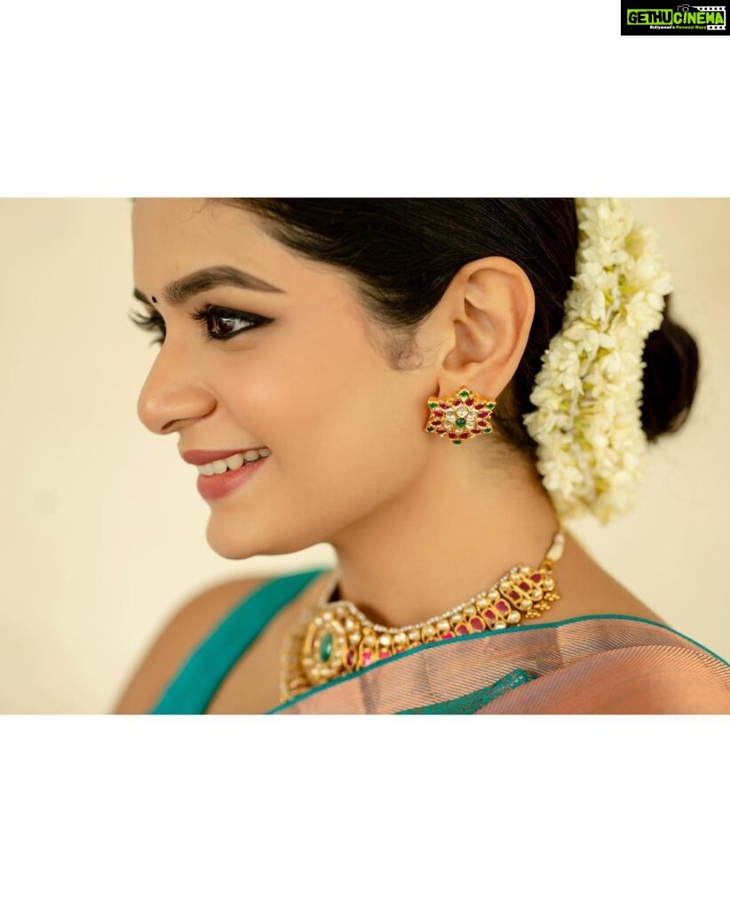 Aditi Shankar Instagram - Some that glitter ARE gold✨🫶 . . . . . . . . . . . . . . Styled by: @dr.vinothinipandian 📸: @kiransaphotography 💄: @artistrybyfathi Jewellery: @jcsjewelcreations Flowers: @the_bridal_store_chennai