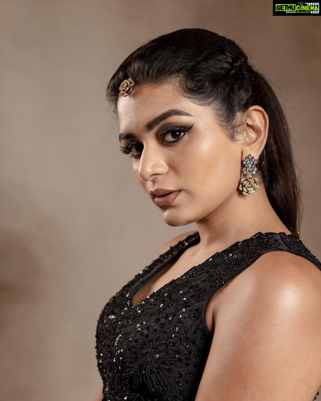 Aditi Shankar Instagram - Black dress care less β¨π . . . . . . . . . . . . . . . . . . . Styled by:- @dr.vinothinipandian π:- @bandananarulaofficial Accessories:- @mspinkpantherjewel π:- @artistrybyfathi πΈ:- @kiransaphotography