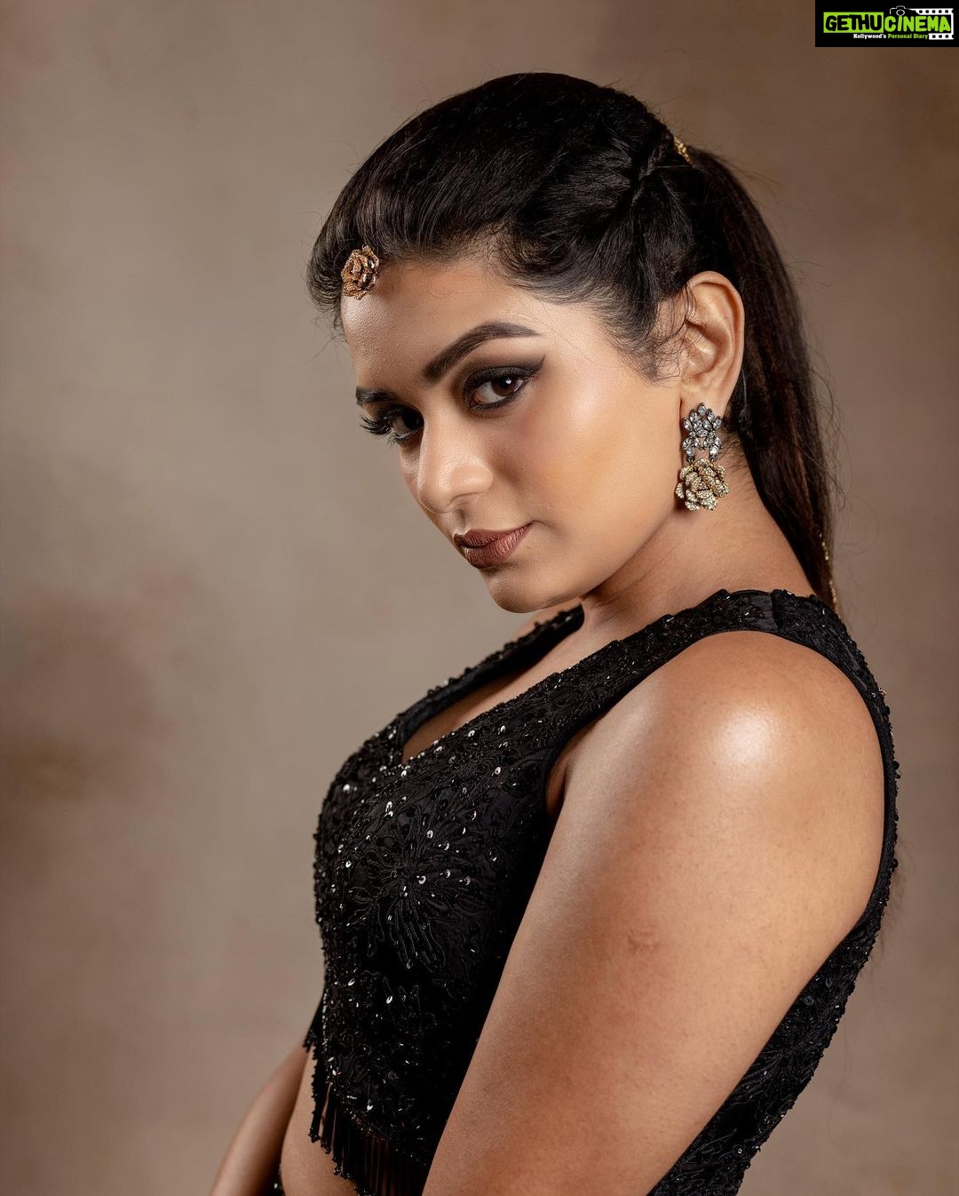 Aditi Shankar Instagram - Black dress care less β¨π . . . . . . . . . . . . . . . . . . . Styled by:- @dr.vinothinipandian π:- @bandananarulaofficial Accessories:- @mspinkpantherjewel π:- @artistrybyfathi πΈ:- @kiransaphotography