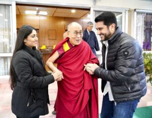 Aftab Shivdasani Instagram - “The more you are motivated by love, the more fearless and free your actions will be.”
- His Holiness Dalai Lama XIV. 🤍💐
#istandwithdalailama 
#grateful 

To my Tibetan brothers & sisters, and all His Holiness’ followers, don’t worry about the negativity. With love & compassion, you will prevail. Long live His Holiness. Love, light & peace. ❤️✨☮️